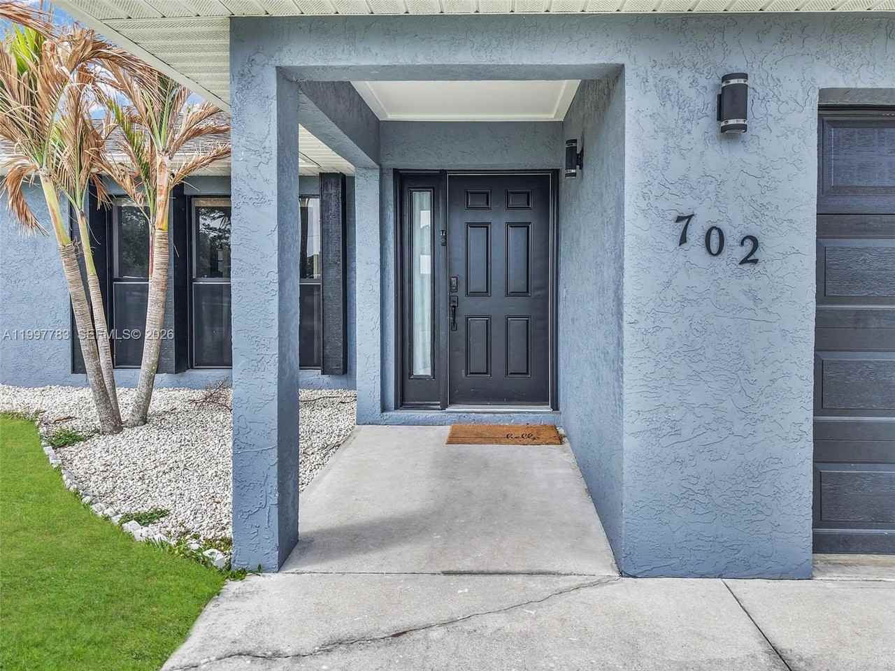 702 Nw Orchid St - Photo 4 of 33