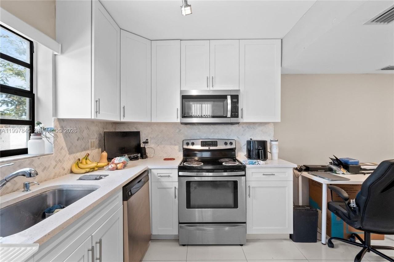 6211 Sw 138th Ct #B - Photo 2 of 24