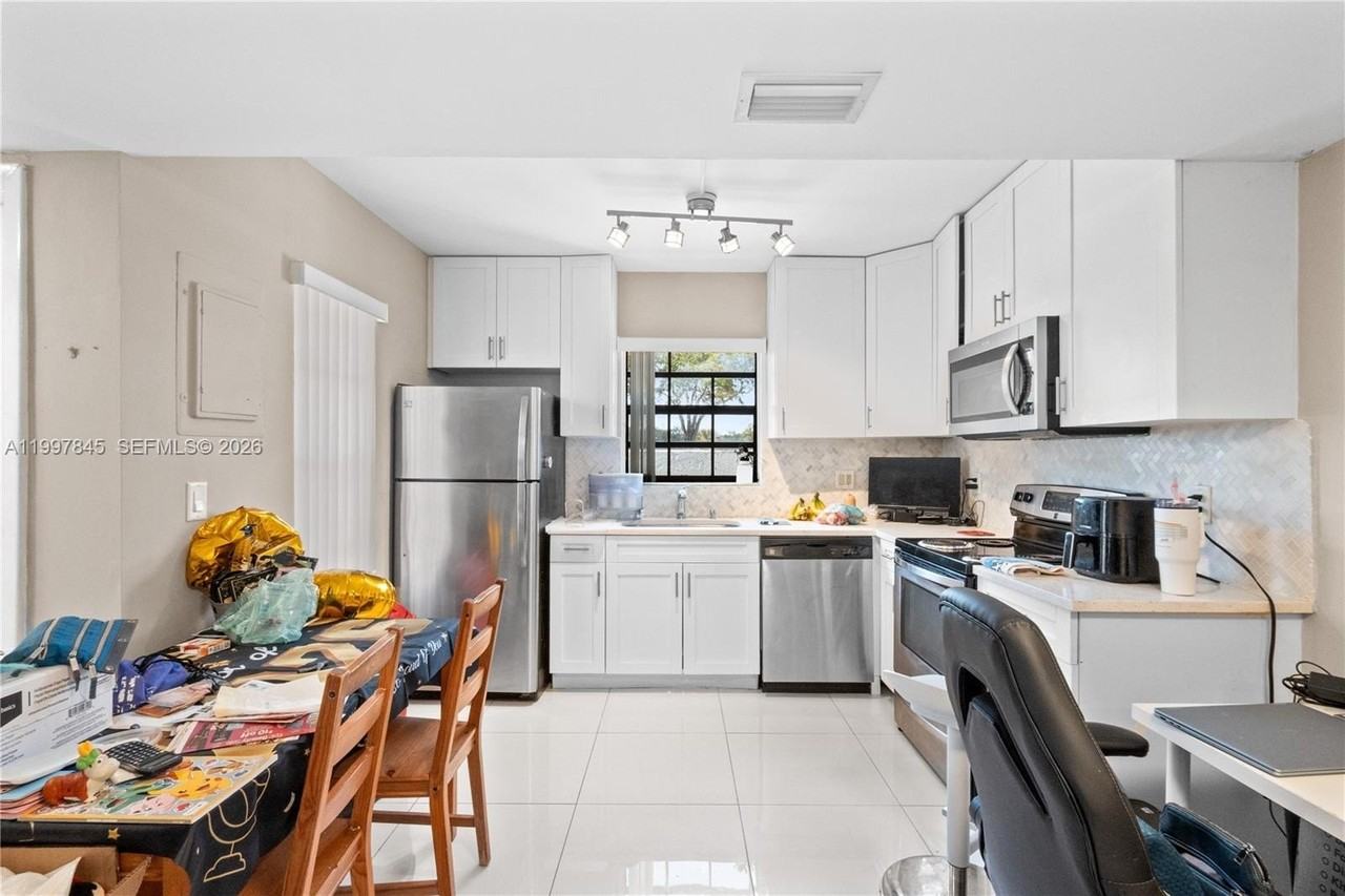 6211 Sw 138th Ct #B - Photo 4 of 24