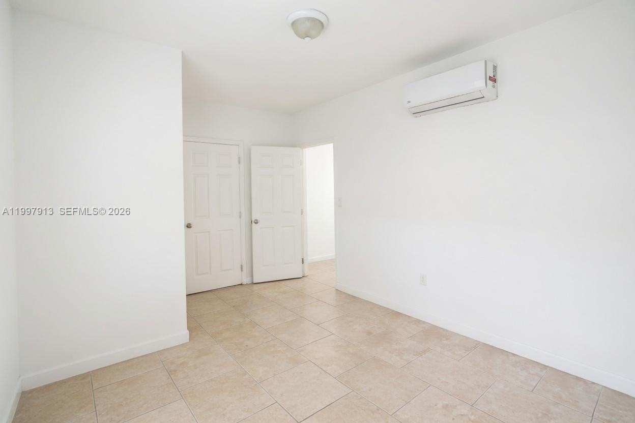 572 Ne 67th St #5 - Photo 7 of 11