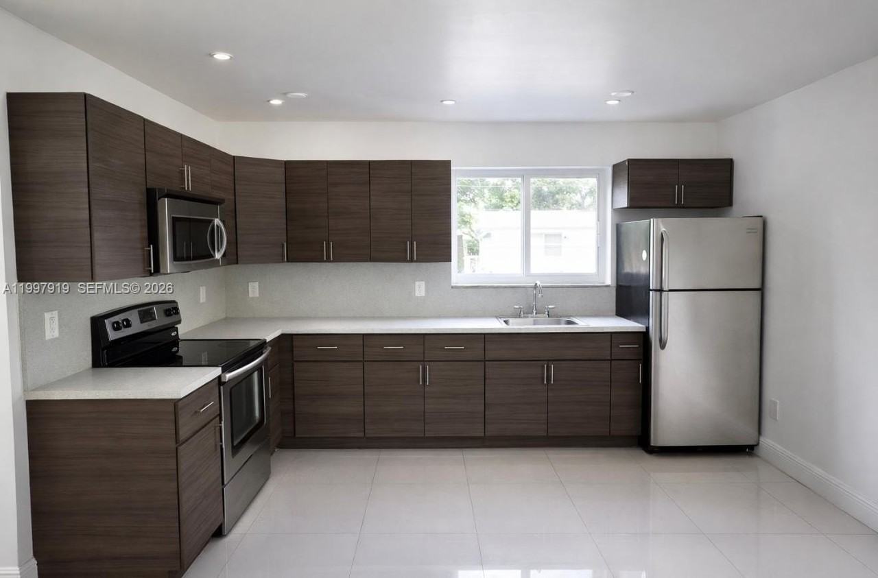 552 Ne 61st St #4 - Photo 2 of 8