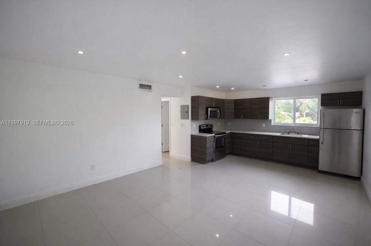 552 Ne 61st St #4 - Photo 4 of 8