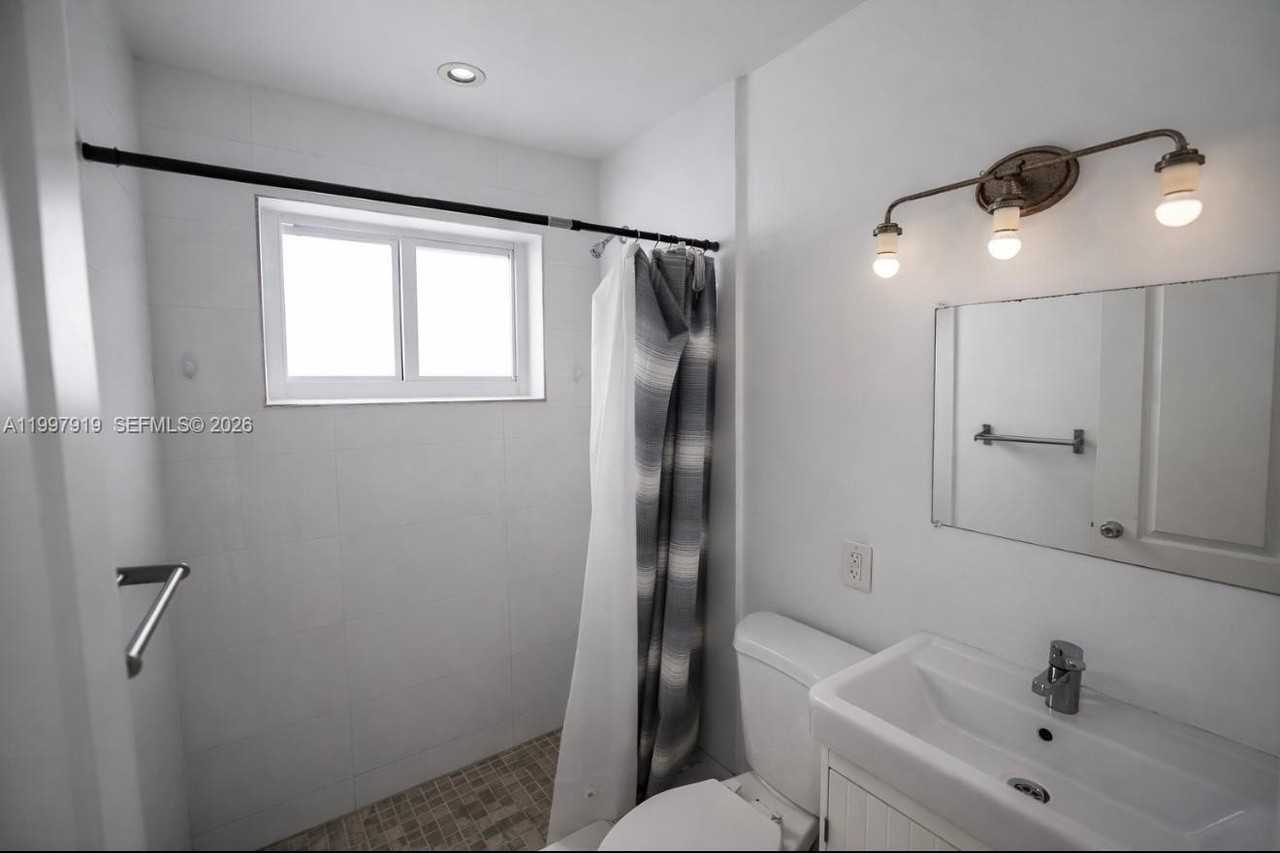 552 Ne 61st St #4 - Photo 5 of 8