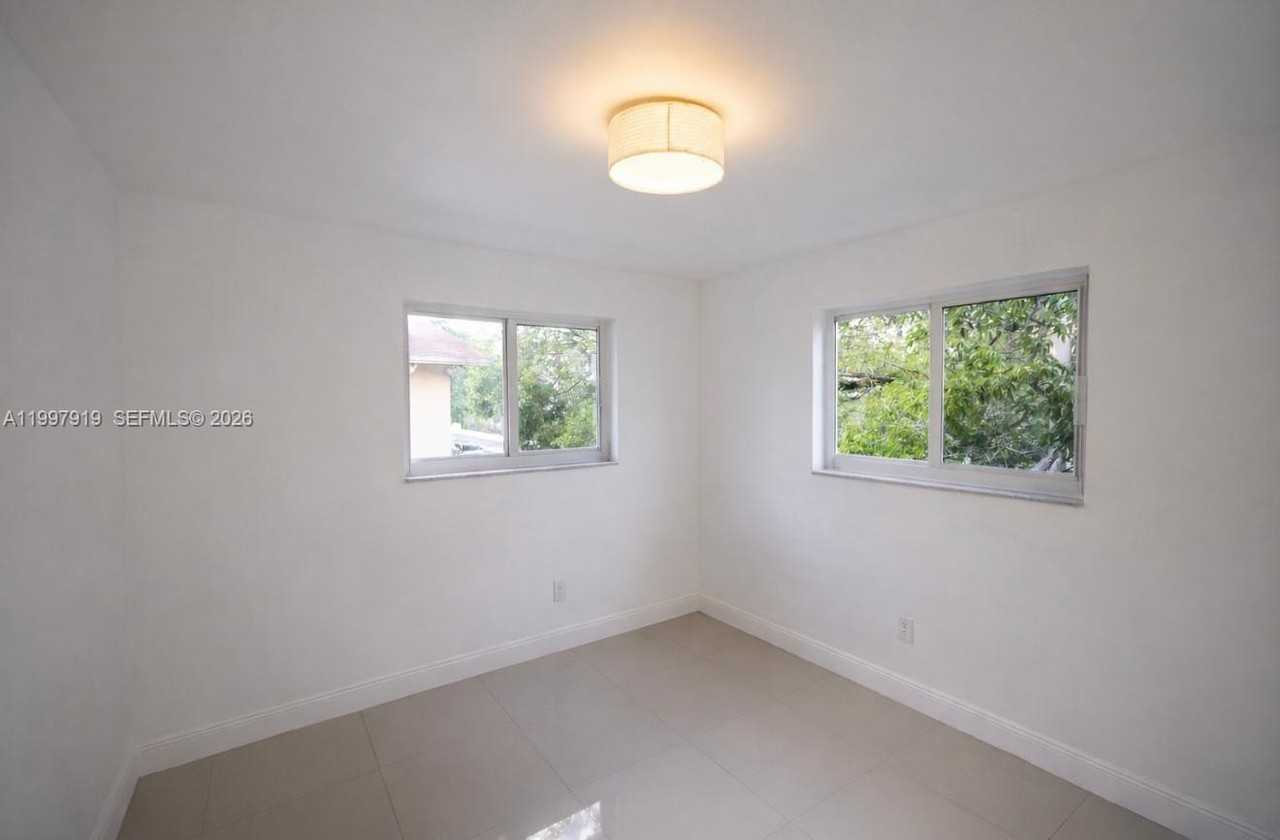 552 Ne 61st St #4 - Photo 6 of 8