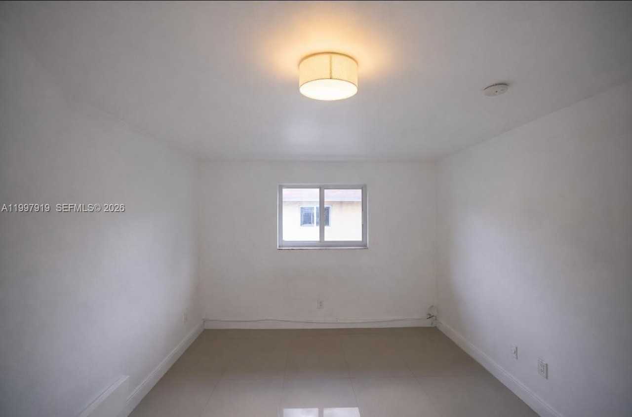 552 Ne 61st St #4 - Photo 7 of 8