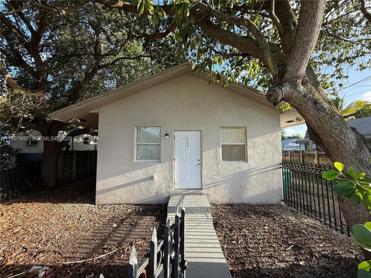 253 Nw 48th St - Photo 2 of 20