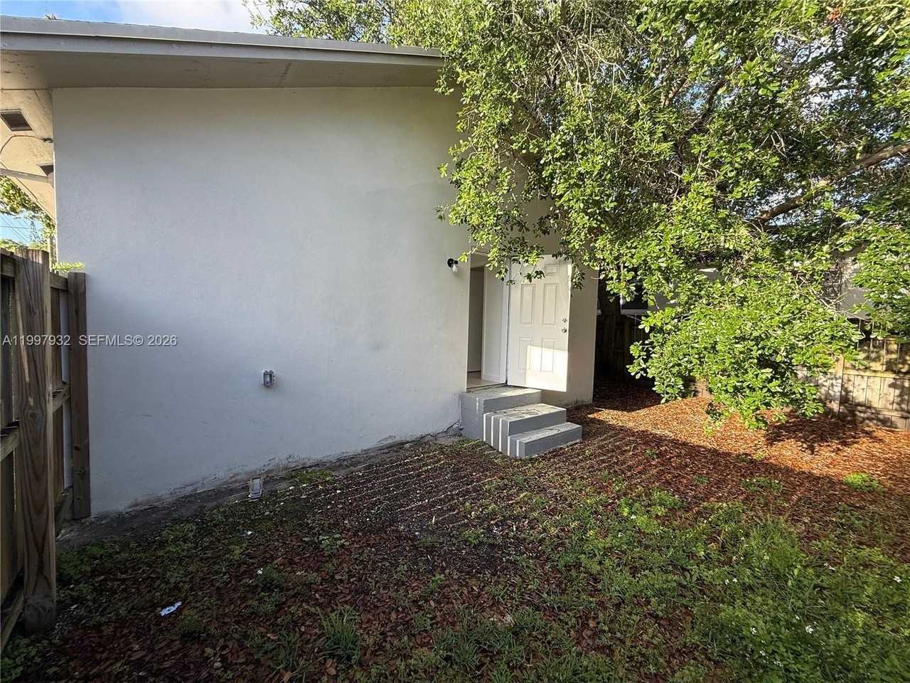 253 Nw 48th St - Photo 3 of 20
