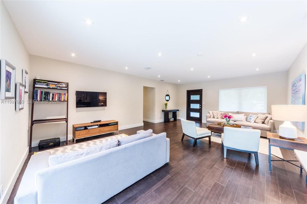 1315 San Ignacio Ave - Photo 3 of 14