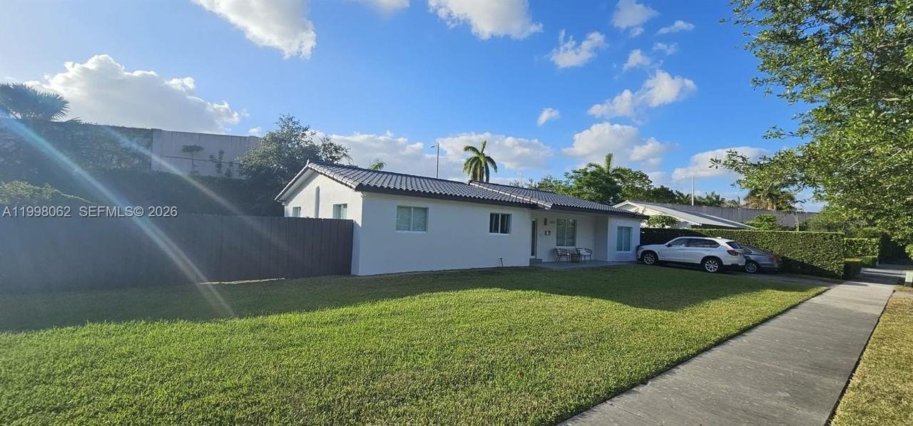 10900 Sw 107th Ave - Photo 3 of 26