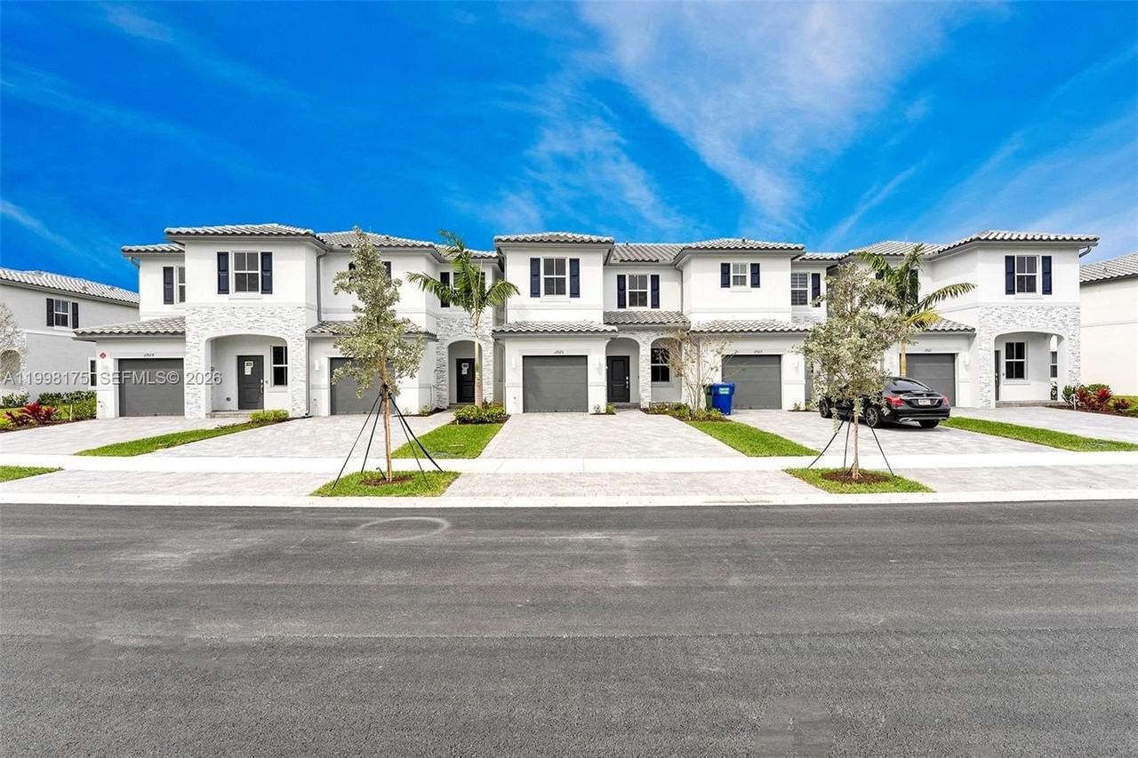 11925 Nw 46th St - Photo 3 of 43