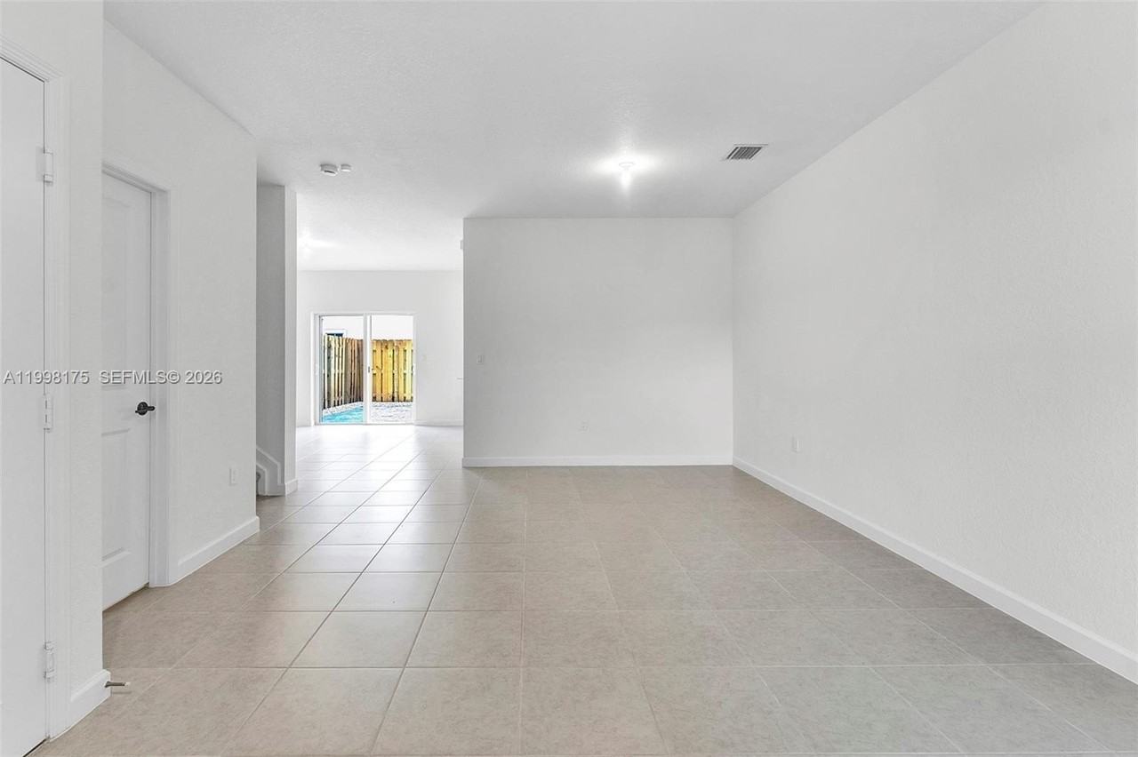 11925 Nw 46th St - Photo 5 of 43