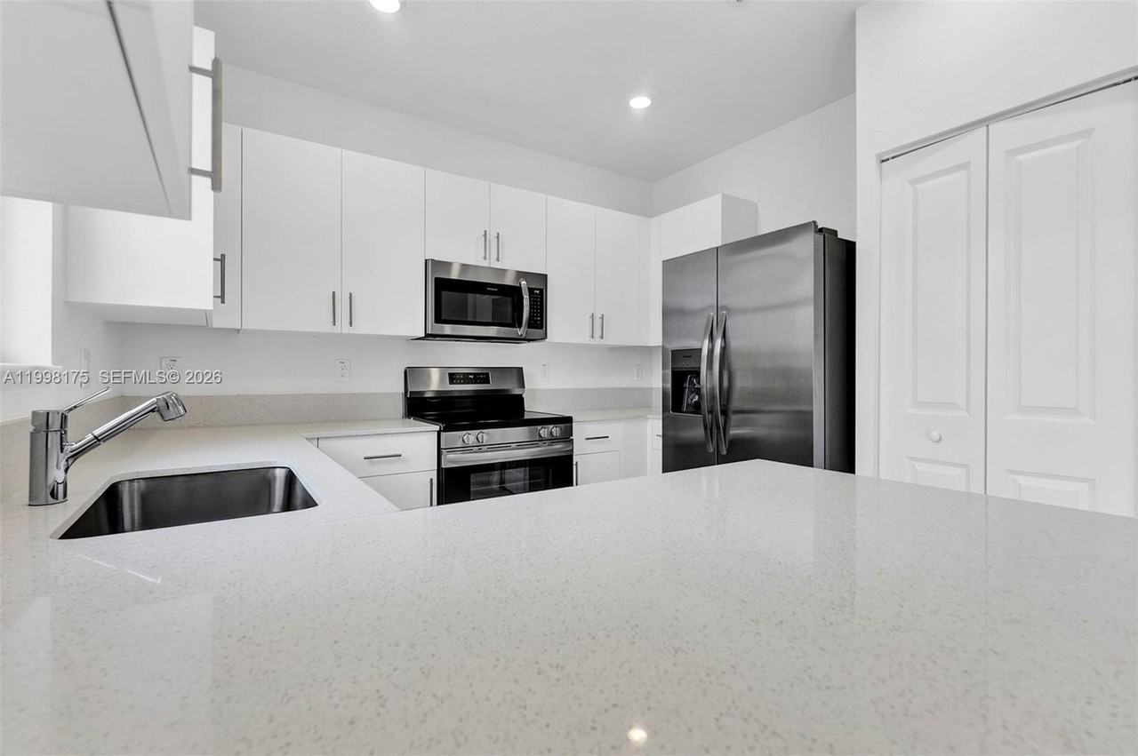 11925 Nw 46th St - Photo 7 of 43