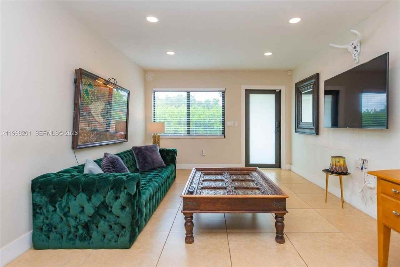 2925 Nw 11th Ave - Photo 2 of 24