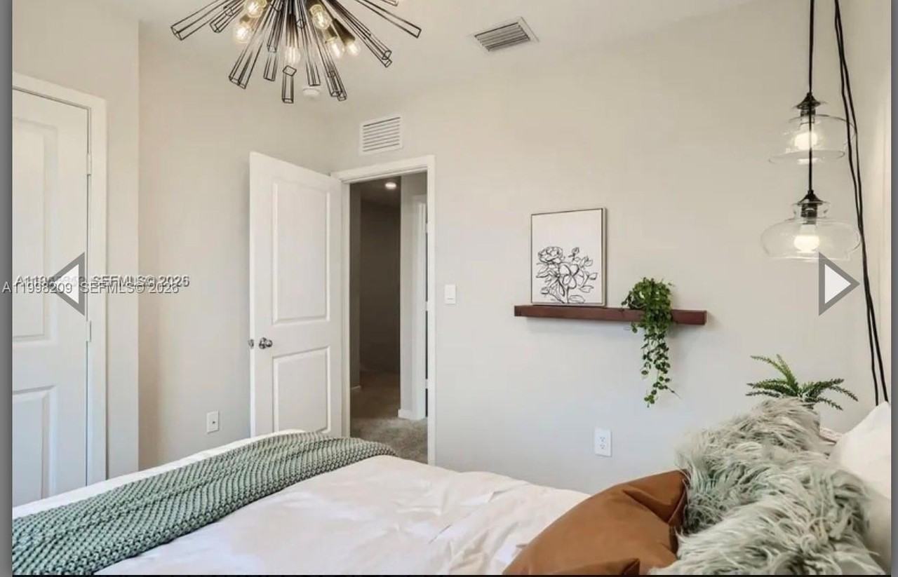 445 Ne 1st Dr - Photo 2 of 4