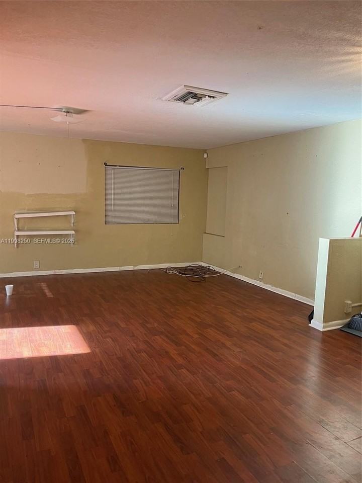 538 W 1st St - Photo 7 of 14