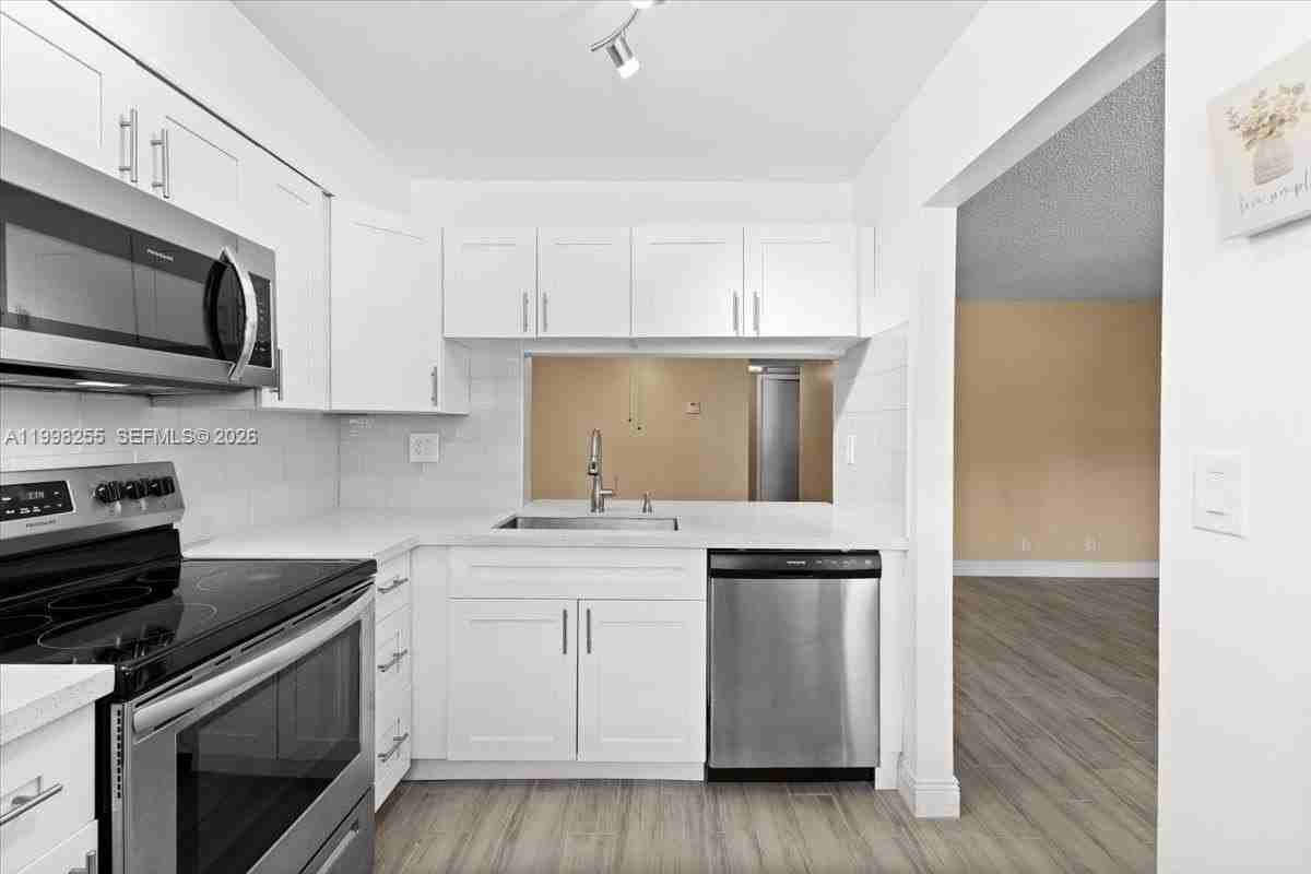 3047 N Oakland Forest Dr #204 - Photo 3 of 18