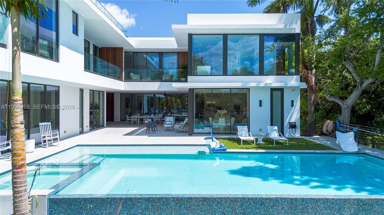 922 Ne 78th St - Photo 2 of 50