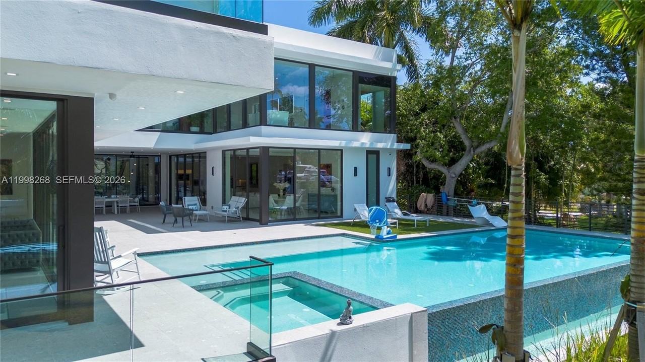 922 Ne 78th St - Photo 3 of 50