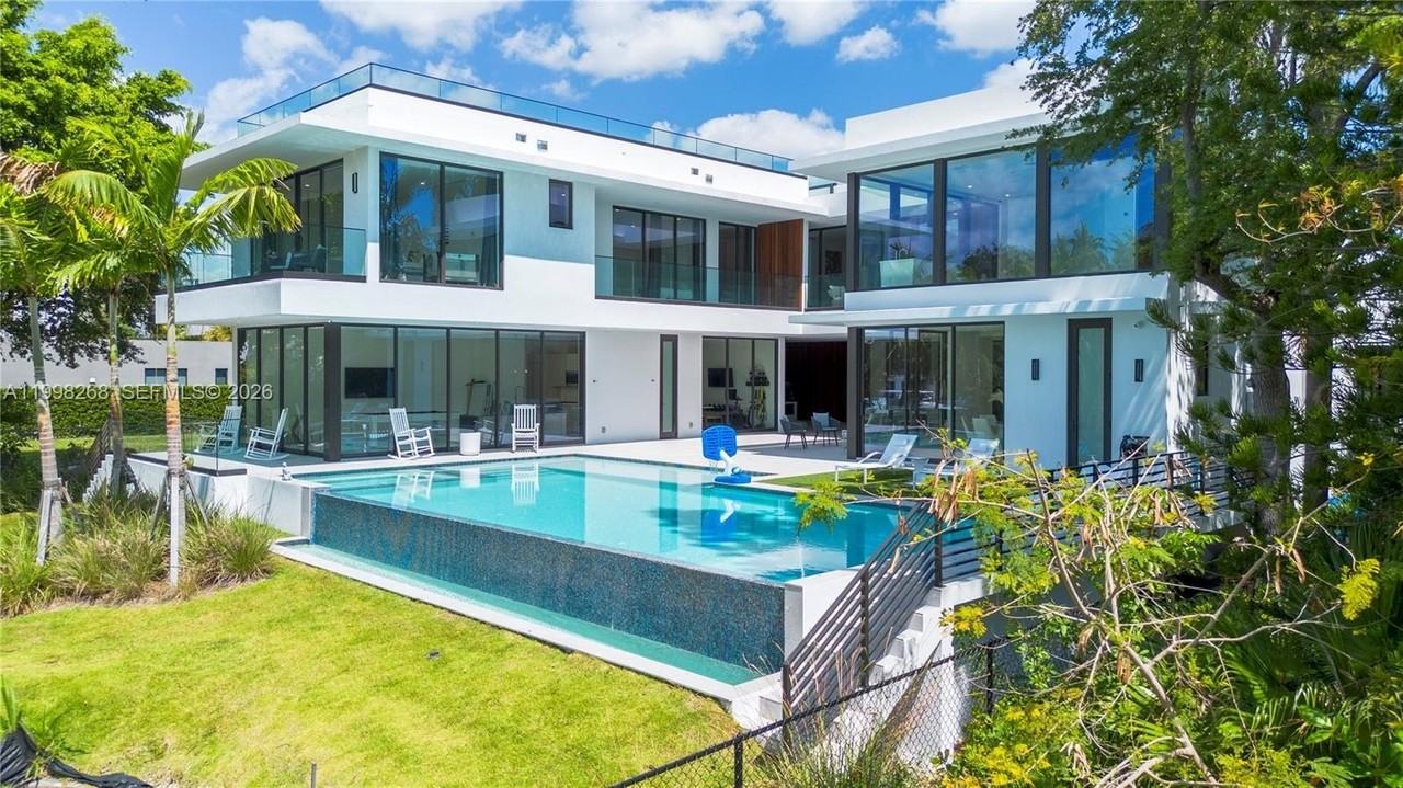 922 Ne 78th St - Photo 4 of 50