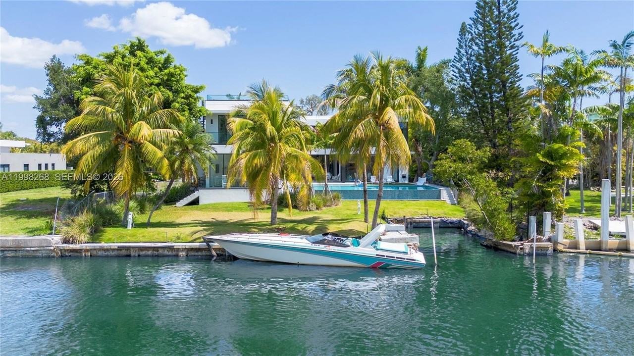 922 Ne 78th St - Photo 5 of 50