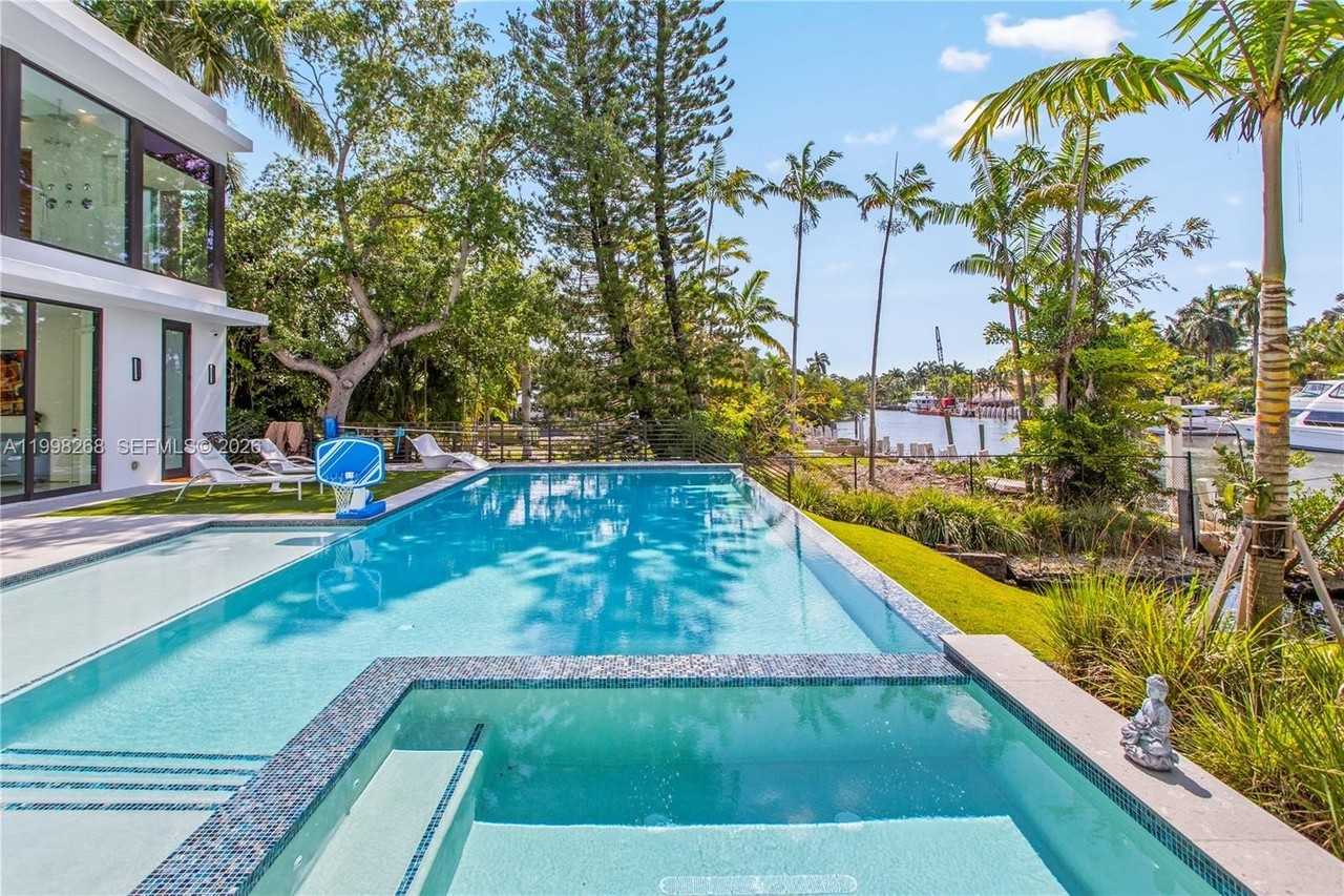 922 Ne 78th St - Photo 6 of 50