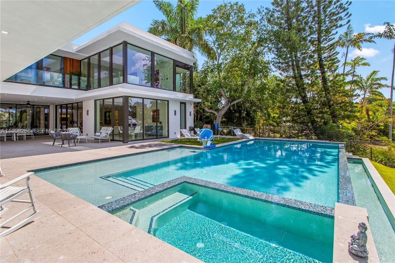 922 Ne 78th St - Photo 7 of 50