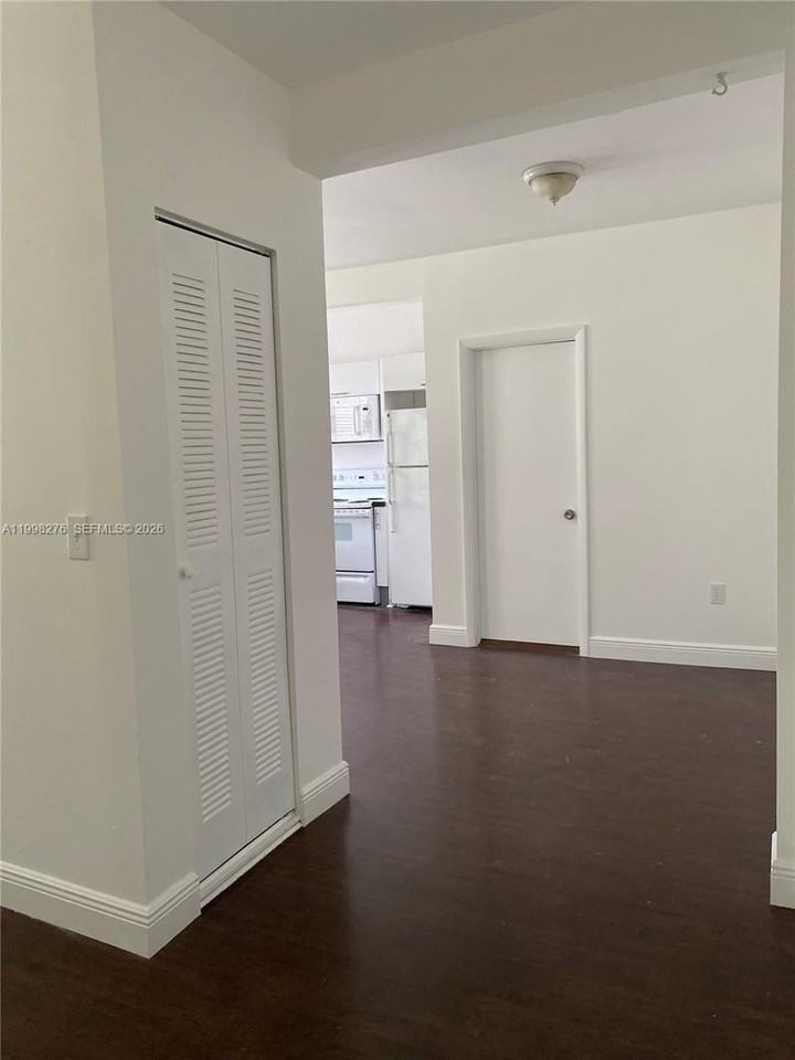 577 Ne 62nd St #8 - Photo 5 of 21