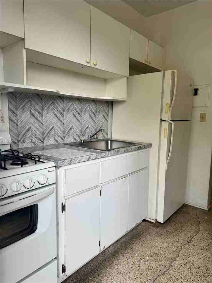 2110 Nw 24th St #3 - Photo 3 of 4