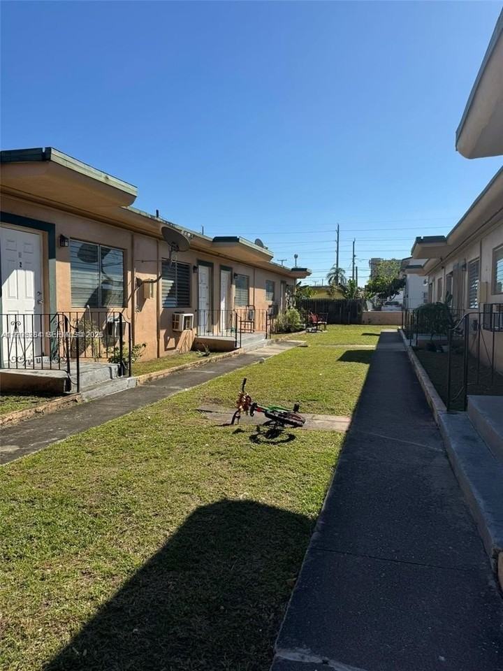 2110 Nw 24th St #3 - Photo 4 of 4