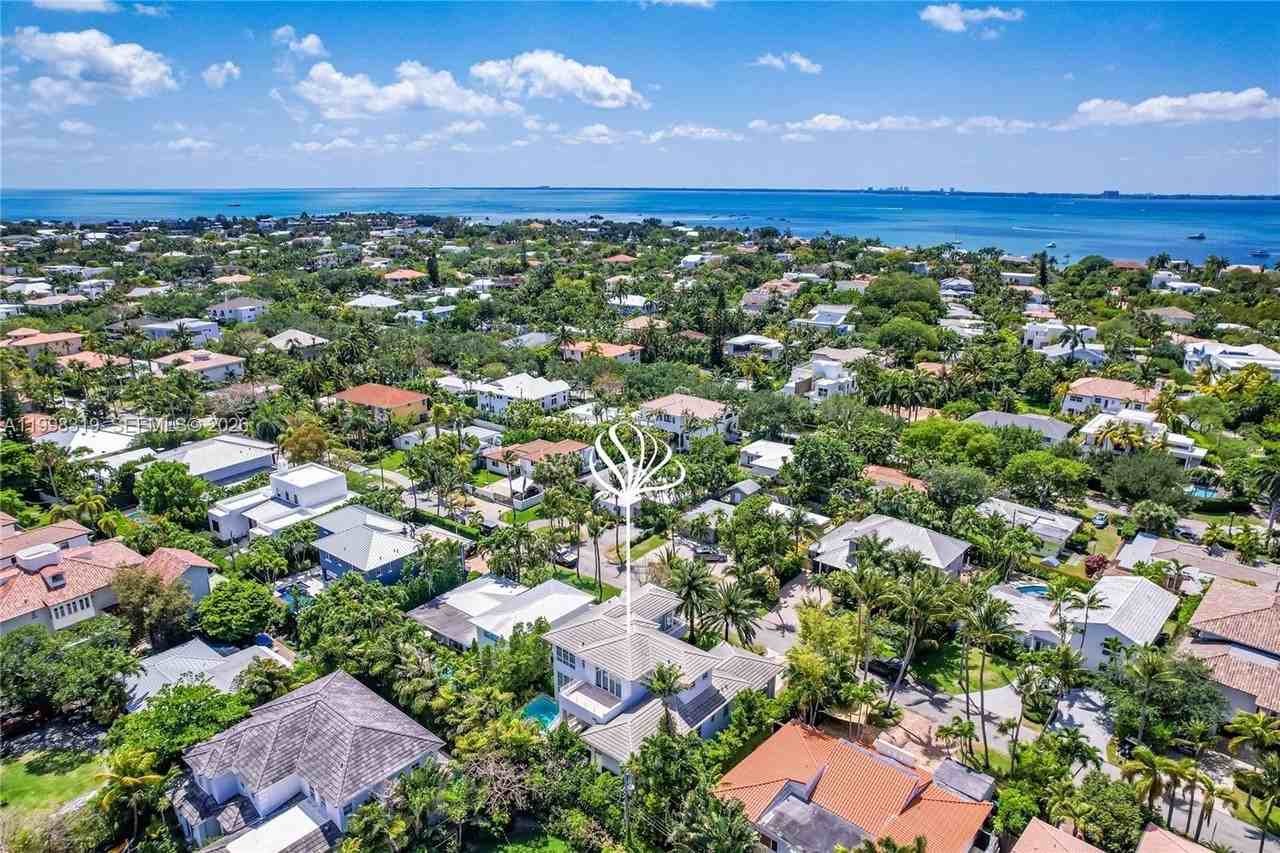 435 Hampton Ln - Photo 4 of 50