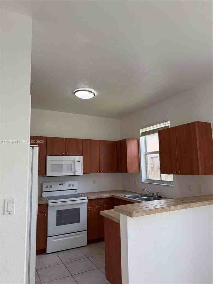 12212 Sw 124th Path #12212 - Photo 6 of 37