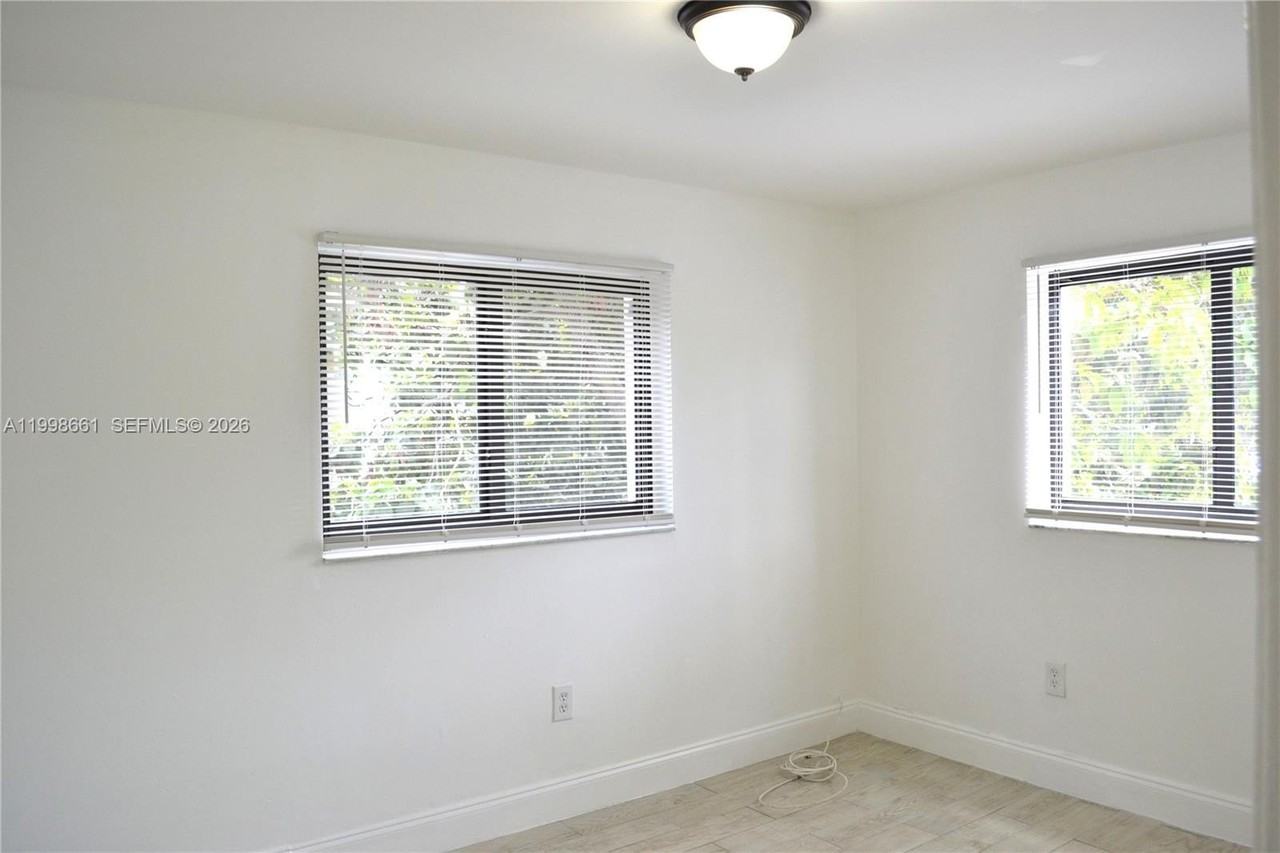 1037 Sw 4th St #4 - Photo 5 of 12