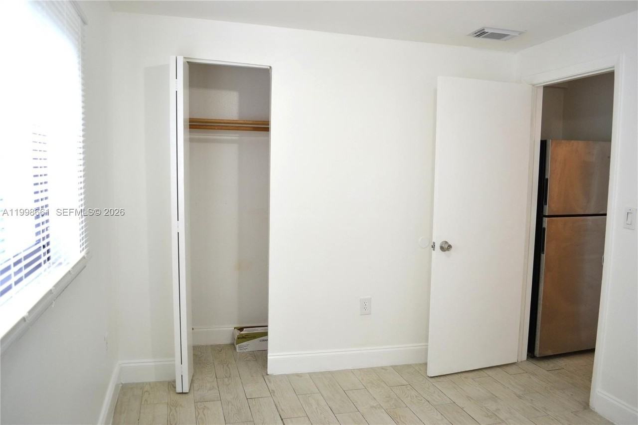 1037 Sw 4th St #4 - Photo 6 of 12