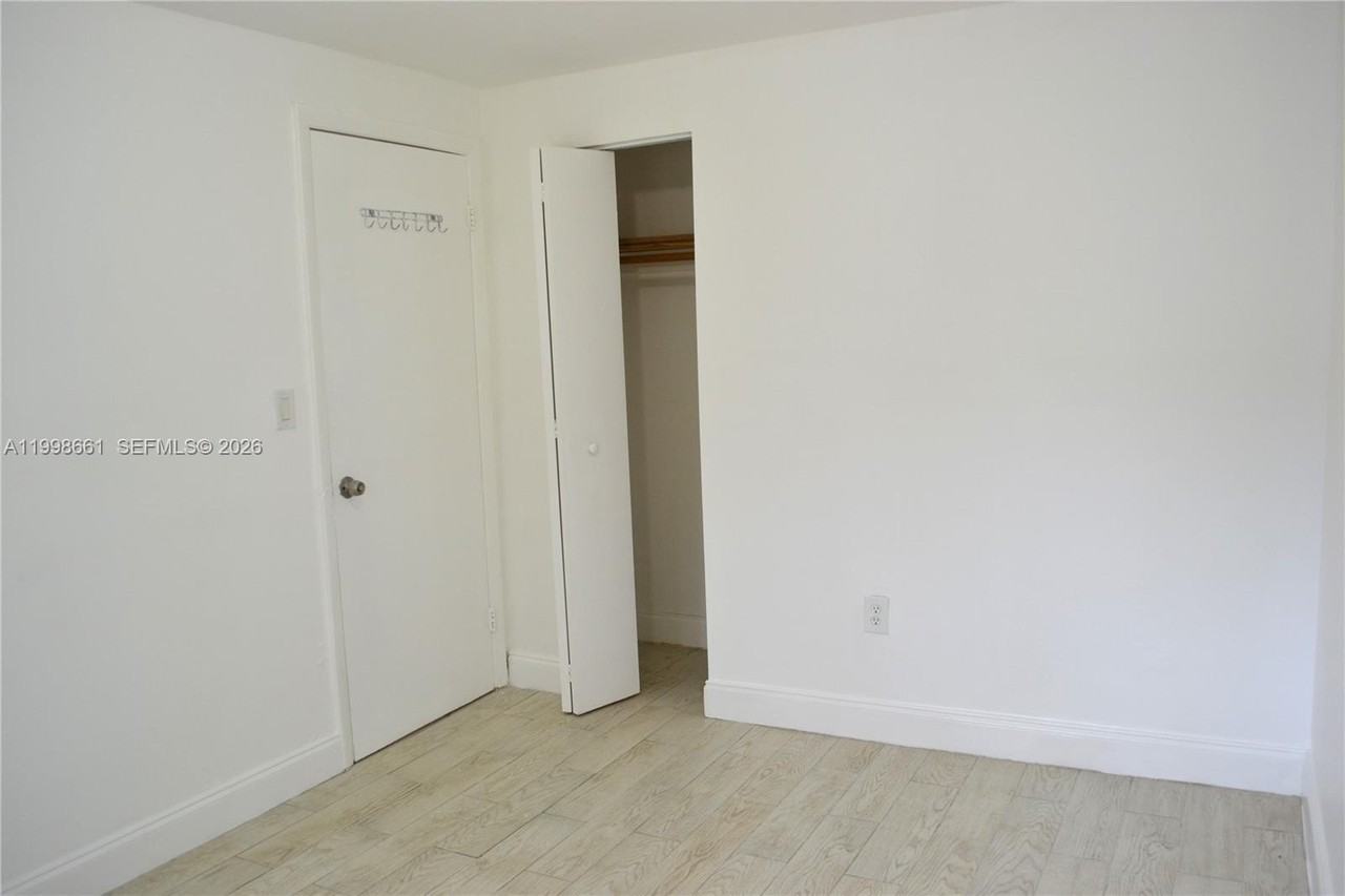 1037 Sw 4th St #4 - Photo 7 of 12