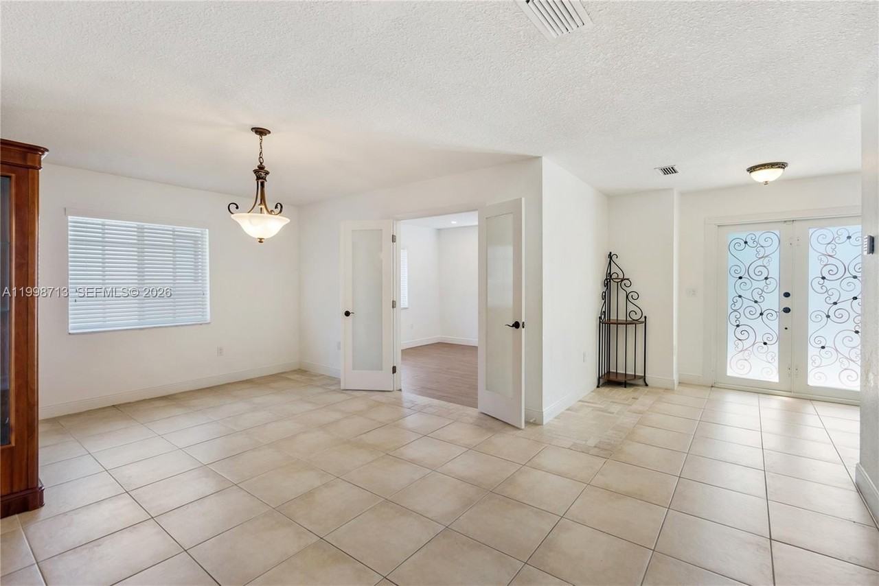 1333 Sw 16th St - Photo 4 of 22