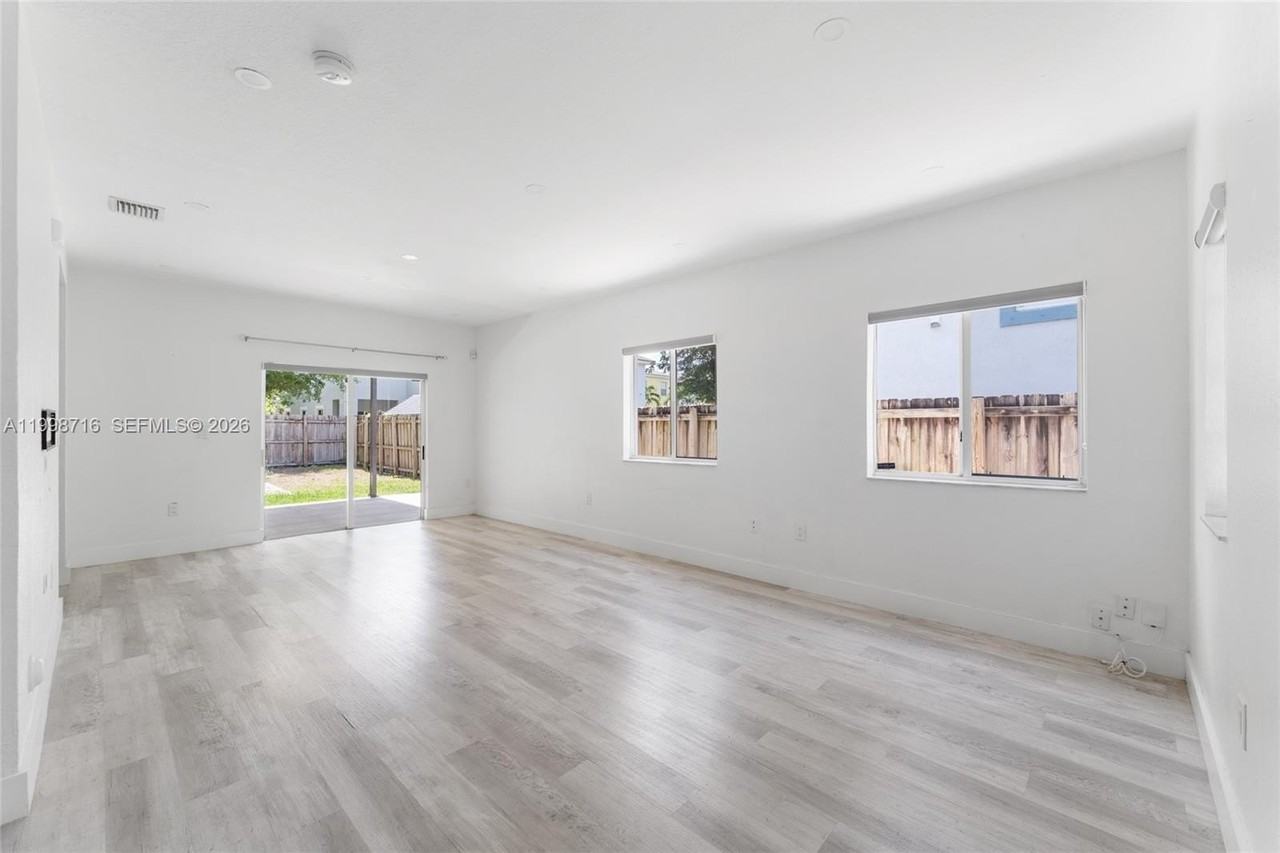 379 Ne 31st Ave #379 - Photo 3 of 23