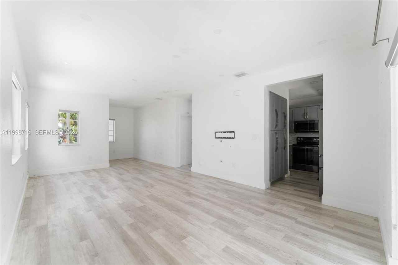 379 Ne 31st Ave #379 - Photo 4 of 23