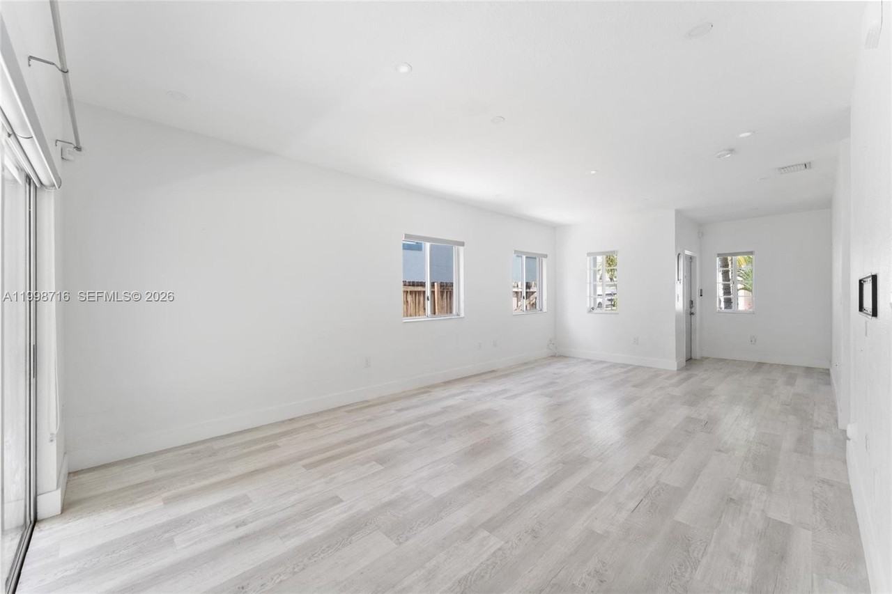 379 Ne 31st Ave #379 - Photo 5 of 23