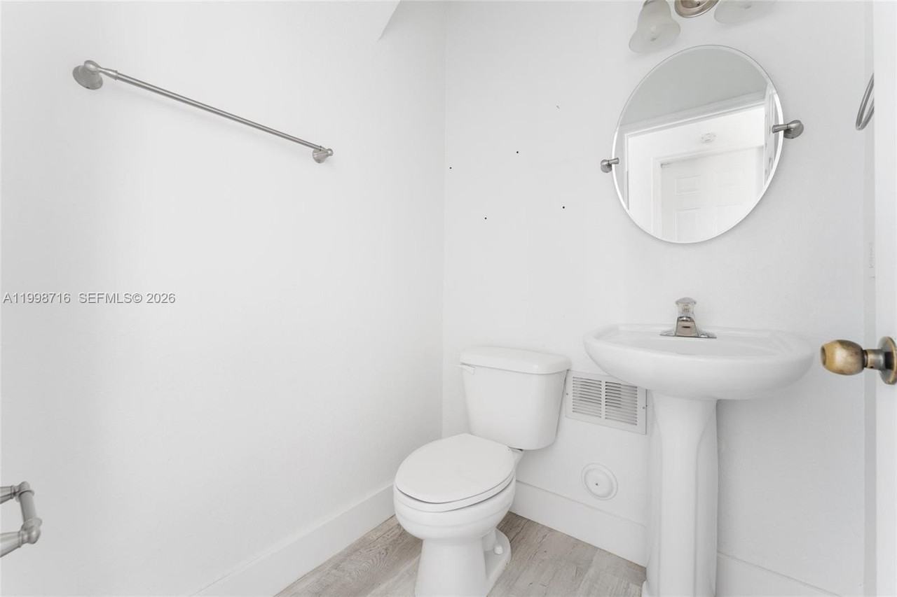 379 Ne 31st Ave #379 - Photo 6 of 23