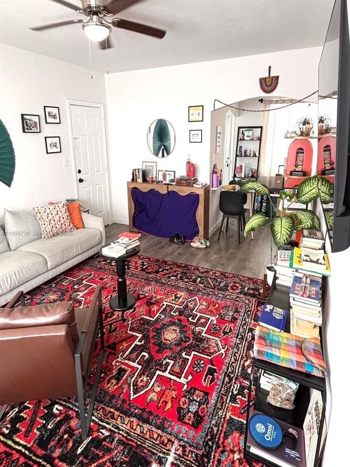 740 Sw 7th St #3 - Photo 2 of 10