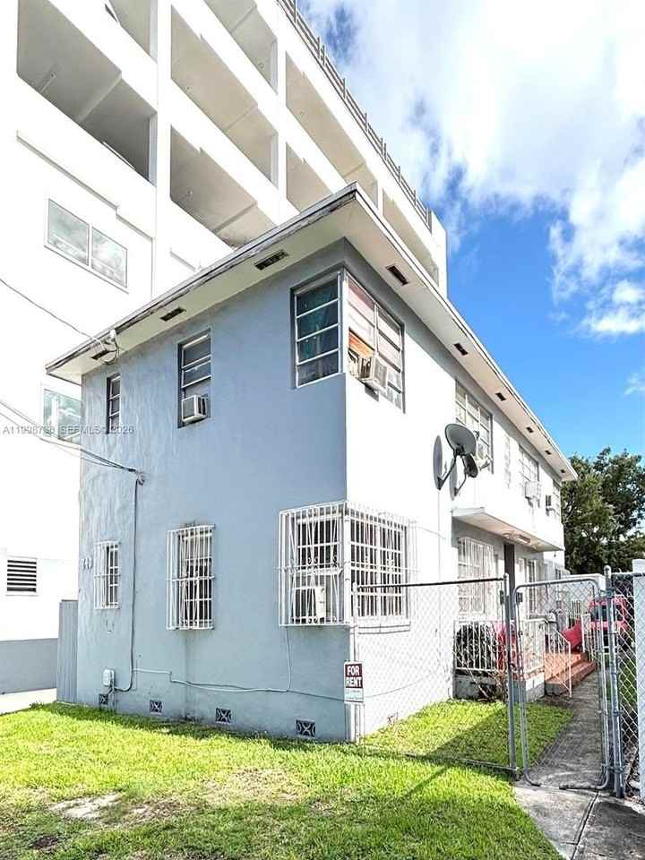 740 Sw 7th St #3 - Photo 7 of 10