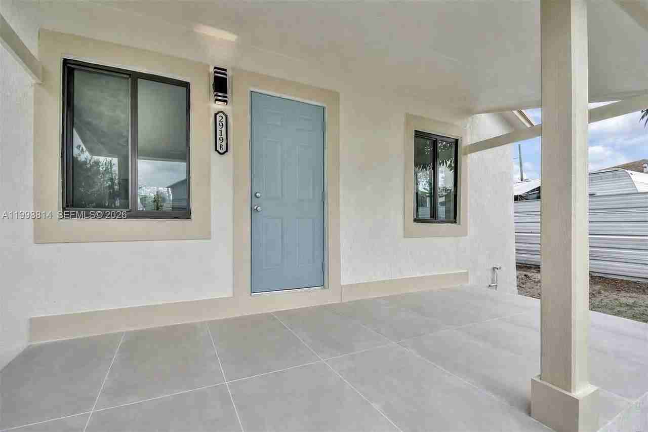 2919 Nw 92nd St #R - Photo 5 of 12