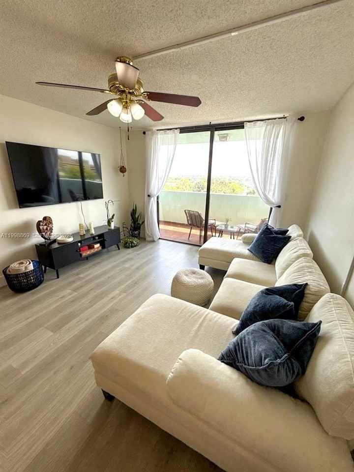 1825 W 44th Pl #808 - Photo 3 of 17