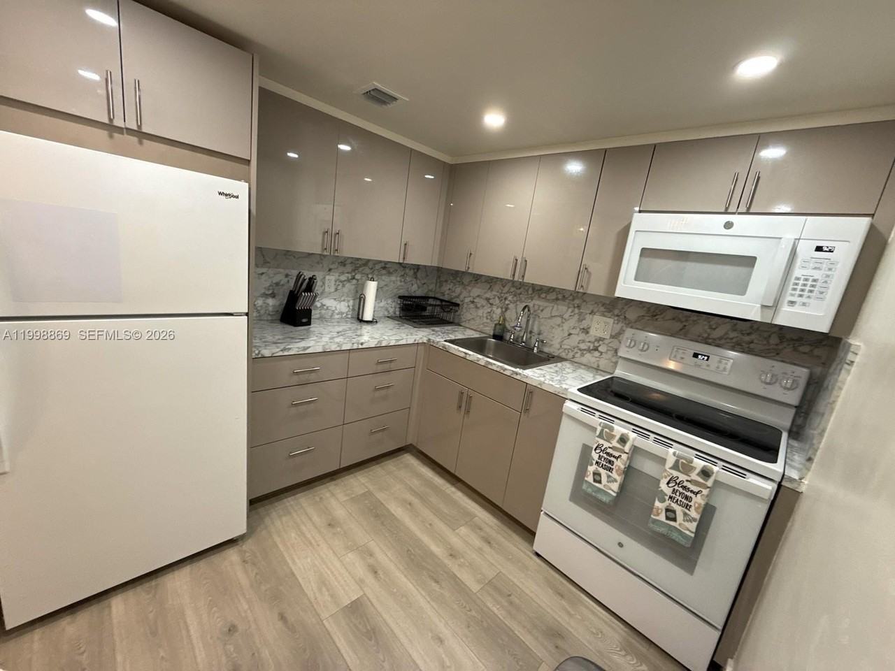 1825 W 44th Pl #808 - Photo 4 of 17