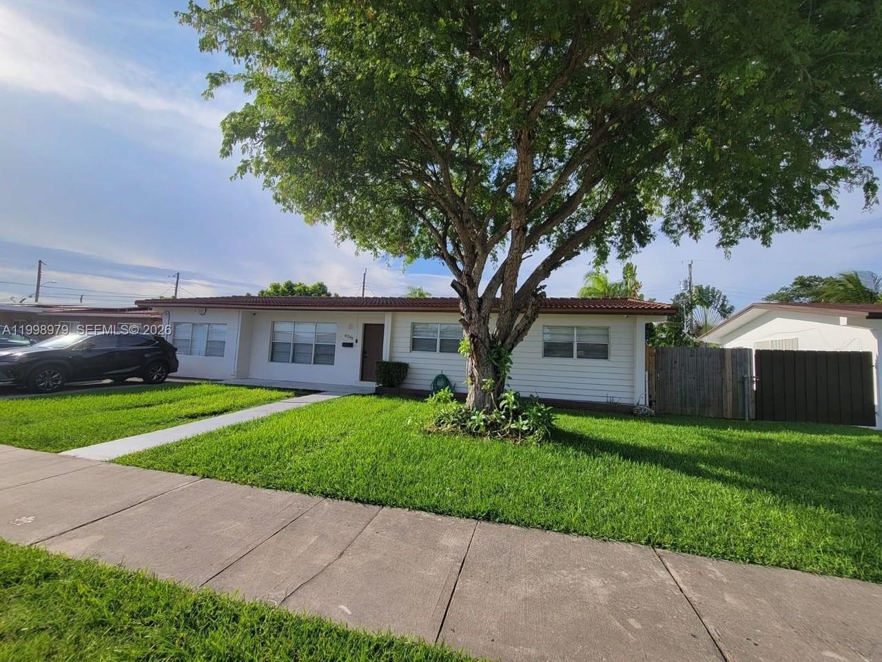 8245 Sw 43rd St - Photo 2 of 24
