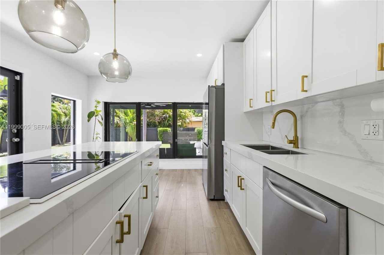 86 Ne 110th St - Photo 2 of 49