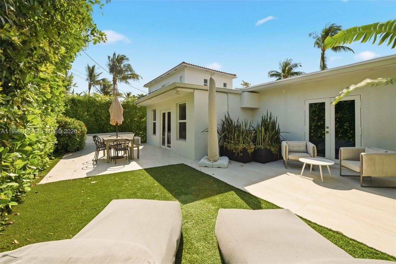 725 W 51st St - Photo 2 of 24