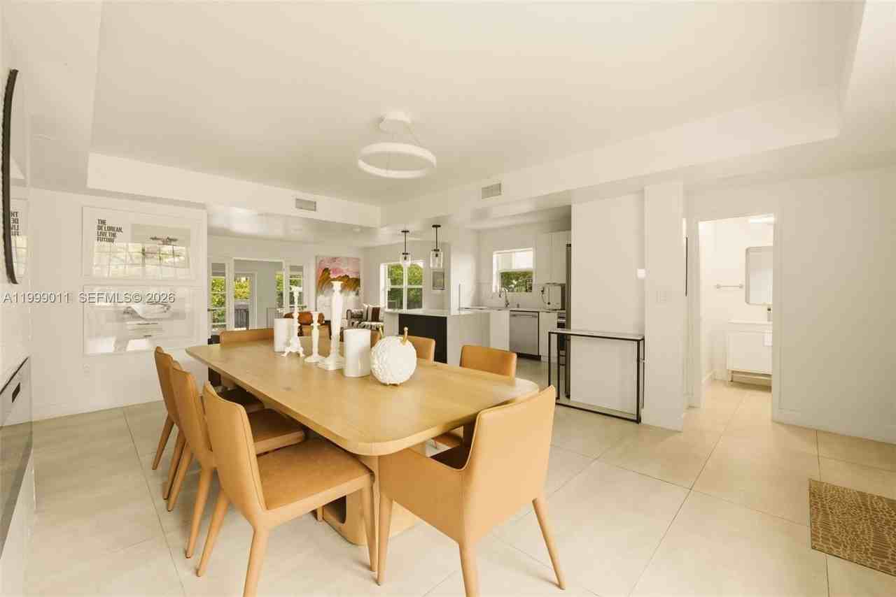 725 W 51st St - Photo 3 of 24