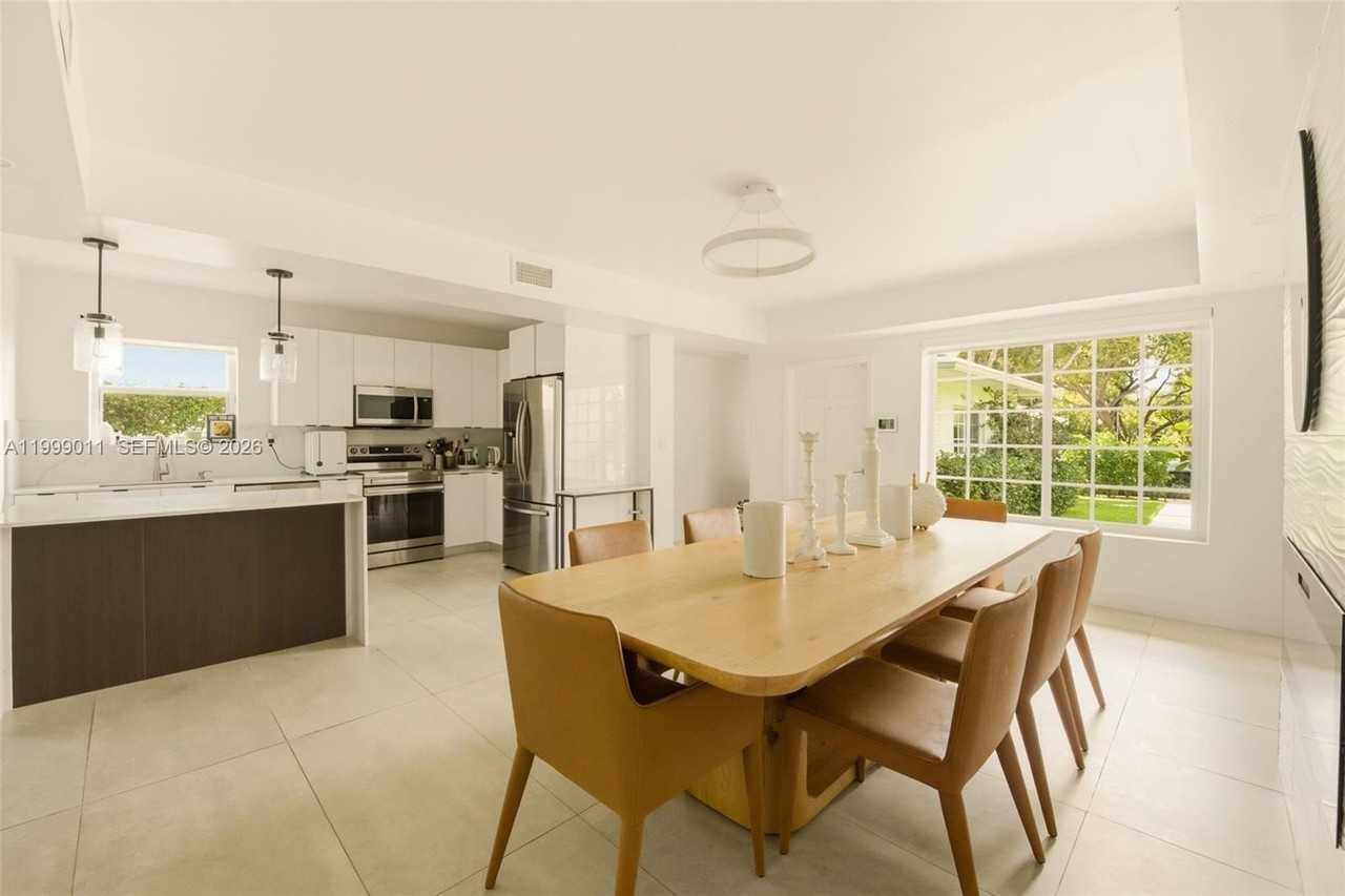 725 W 51st St - Photo 4 of 24