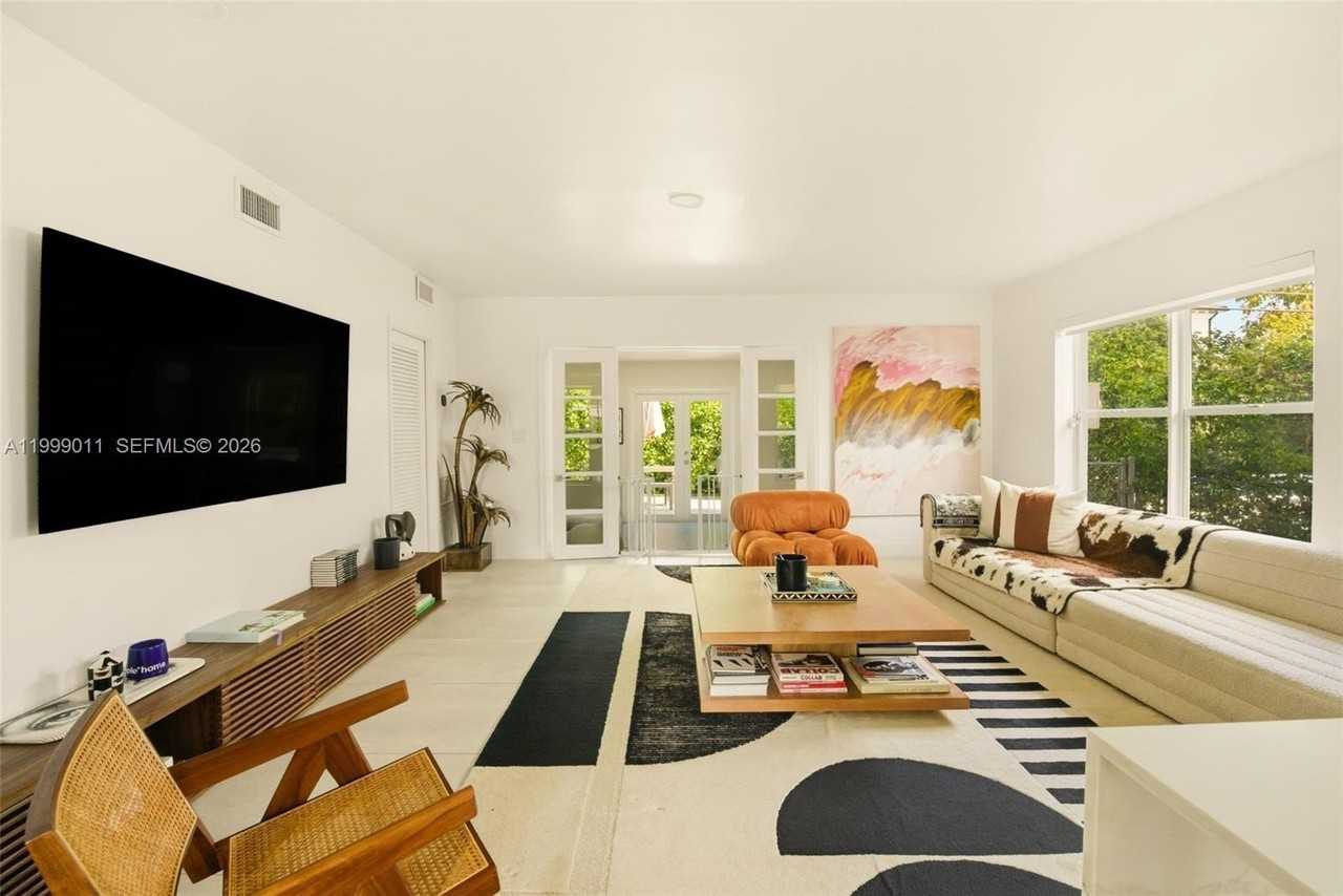 725 W 51st St - Photo 5 of 24